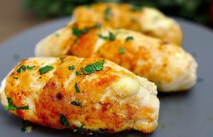 Jednoduchý recept na vynikající kuřecí rolky plněné sýrem Kuřecí rolky plněné šunkou a sýrem: jednoduchý a rychlý oběd