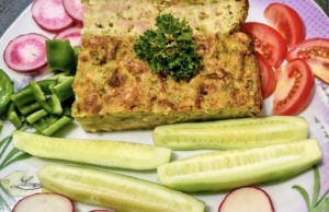 Brokolicový nákyp se salámem a sýrem: Rychlý recept na krémový oběd z jednoho pekáče
