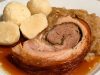 Bůčková roláda s bylinkami, dušené hlávkové zelí a domácí bramborové knedlíky