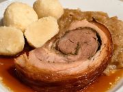 Bůčková roláda s bylinkami, dušené hlávkové zelí a domácí bramborové knedlíky