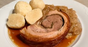 Bůčková roláda s bylinkami, hlávkové zelí a bramborové knedlíky – poctivý český oběd Bůčková roláda s bylinkami, hlávkové zelí a bramborové knedlíky – poctivý český oběd