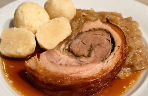 Bůčková roláda s bylinkami, dušené hlávkové zelí a domácí bramborové knedlíky