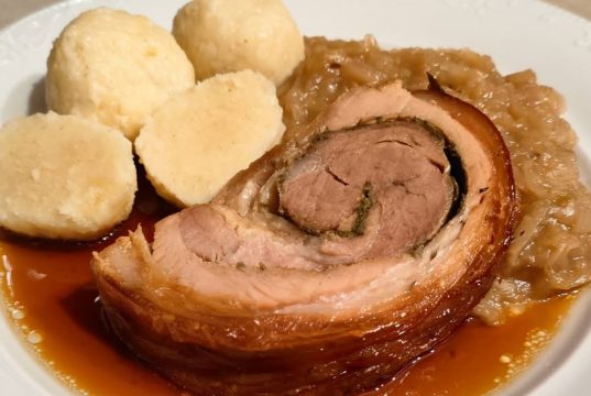 Bůčková roláda s bylinkami, hlávkové zelí a bramborové knedlíky – poctivý český oběd Bůčková roláda s bylinkami, hlávkové zelí a bramborové knedlíky – poctivý český oběd