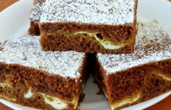 Černá buchta s tvarohem a Lotus sušenkami Černá buchta s tvarohem a Lotus sušenkami nakrájená na kostky