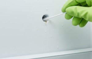 Tato malá dírka v lednici je důležitější, než si myslíte. Lucie vysvětluje, jak její čištění zachrání váš spotřebič.