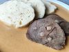 Falešná hovězí svíčková na smetaně s houskovým knedlíkem – rodinný recept, který se dědí