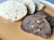 Falešná hovězí svíčková na smetaně s houskovým knedlíkem – rodinný recept, který se dědí
