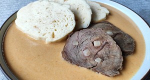Falešná hovězí svíčková na smetaně s houskovým knedlíkem – rodinný recept, který se dědí