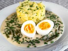 Fazolky na kyselo se smetanou a pažitkou, vejce a šťouchané brambory – poctivý domácí recept