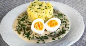 Fazolky na kyselo se smetanou a pažitkou, vejce a šťouchané brambory – poctivý domácí recept