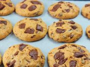 Domácí čokoládové cookies sušenky s kousky čokolády a vlašskými ořechy. Jednoduchý recept, který zvládne každý.