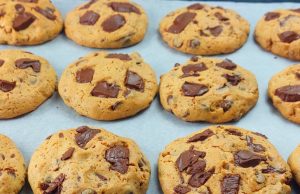 Vyzkoušejte tyto vynikající čokoládové cookies sušenky s ořechy! Domácí čokoládové cookies sušenky s kousky čokolády a vlašskými ořechy. Jednoduchý recept, který zvládne každý.