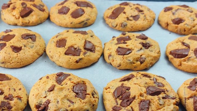 Domácí čokoládové cookies sušenky s kousky čokolády a vlašskými ořechy. Jednoduchý recept, který zvládne každý. Domácí čokoládové cookies sušenky s kousky čokolády a vlašskými ořechy. Jednoduchý recept, který zvládne každý.