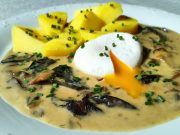 Houbová omáčka se ztraceným vejcem a bramborami