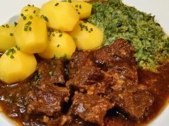 Hovězí na česneku se smetanovým špenátem a brambory