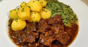 Hovězí na česneku se smetanovým špenátem a brambory – poctivý recept