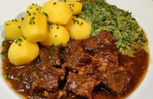 Hovězí na česneku se smetanovým špenátem a brambory