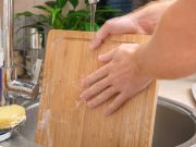 Jak vyčistit dřevěná prkénka přírodními prostředky: ocet, citron, sůl a jedlá soda