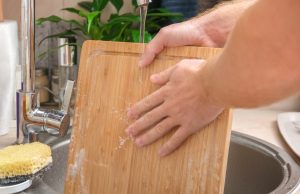 Jak vyčistit dřevěná prkénka přírodními prostředky: ocet, citron, sůl a jedlá soda