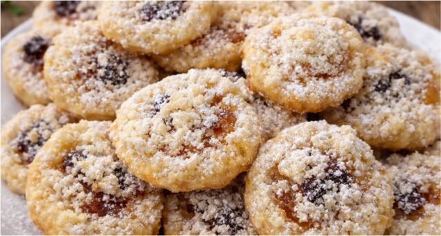 Tvarohové koláčky s jablečnou náplní a drobenkou – rychlé, křehké a voňavé Tvarohové koláčky s jablečnou náplní a drobenkou – rychlé, křehké a voňavé