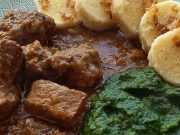 Vepřové kostky na cibuli v remosce se špenátem a bramborovým knedlíkem – poctivý český oběd