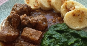 Vepřové kostky na kmíně a cibuli, bramborový knedlík a domácí špenát Vepřové kostky na cibuli v remosce se špenátem a bramborovým knedlíkem – poctivý český oběd