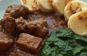 Vepřové kostky na kmíně a cibuli, bramborový knedlík a domácí špenát Vepřové kostky na cibuli v remosce se špenátem a bramborovým knedlíkem – poctivý český oběd
