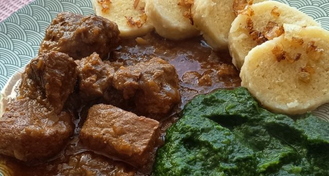Vepřové kostky na cibuli v remosce se špenátem a bramborovým knedlíkem – poctivý český oběd