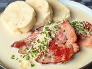 Křenová omáčka s uzenou krkovicí a domácím knedlíkem – tradiční česká klasika