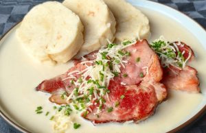 Křenová omáčka s uzenou krkovicí a domácím knedlíkem – tradiční česká klasika