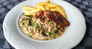 Krkovice se žampionovou omáčkou a hranolkami – rychlý a šťavnatý oběd