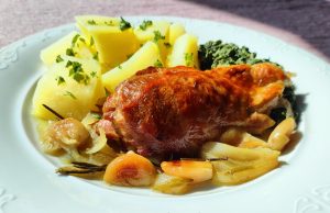 Krůtí stehno pečené na cibuli, česneku a rozmarýnu, dušený špenát a brambory