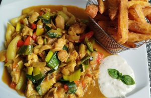 Kuřecí čína s domácími hranolky: Rychlý recept na večeři s exotickou omáčkou