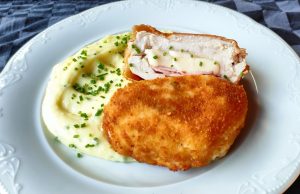 Kuřecí řízky Cordon bleu plněné šunkou a sýrem s bramborovou kaší