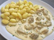 Kuřecí maso v krémové sýrové omáčce s noky – rychlý a sytý oběd