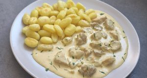 Kuřecí maso v krémové sýrové omáčce s opečenými noky Kuřecí maso v krémové sýrové omáčce s opečenými noky