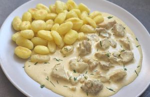 Kuřecí maso v krémové sýrové omáčce s noky – rychlý a sytý oběd