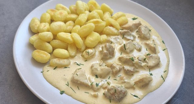 Kuřecí maso v krémové sýrové omáčce s opečenými noky