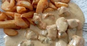 Nivová omáčka s kuřecím masem a americkými bramborami Nivová omáčka s kuřecím masem a americkými bramborami