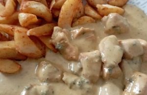 Nivová omáčka s kuřecím masem a americkými bramborami