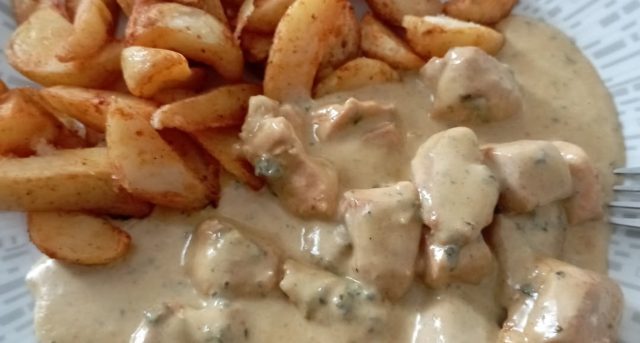 Nivová omáčka s kuřecím masem a americkými bramborami Nivová omáčka s kuřecím masem a americkými bramborami