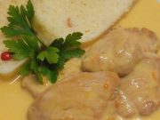 Kuřecí kousky se smetanovou omáčkou a houskovým knedlíkem