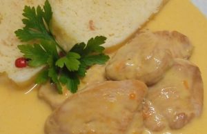 Kuřecí kousky se smetanovou omáčkou a houskovým knedlíkem