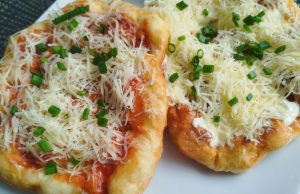 Domácí langoše: Jednoduchý recept z kynutého těsta s česnekem a sýrem Domácí langoše z jogurtového těsta: Nadýchané, vláčné a lepší než ze stánku