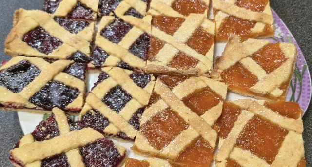 Klasický linecký mřížkový koláč: Křehké těsto a poctivá vrstva marmelády Klasický linecký mřížkový koláč: Křehké těsto a poctivá vrstva marmelády