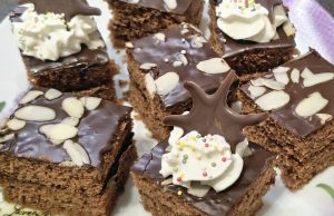 Perník ke kávě se švestkovými povidly, čokoládovou polevou a mandlemi