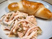 Pochoutkový salát podle norem + domácí pivní rohlíky – návrat k poctivé chuti