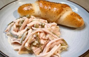 Pochoutkový salát podle norem + domácí pivní rohlíky – návrat k poctivé chuti