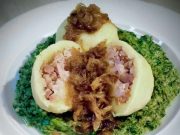 Bramborové knedlíky plněné uzeným masem se smetanovým špenátem a osmaženou cibulkou