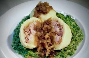 Bramborové knedlíky plněné uzeným masem se smetanovým špenátem a osmaženou cibulkou